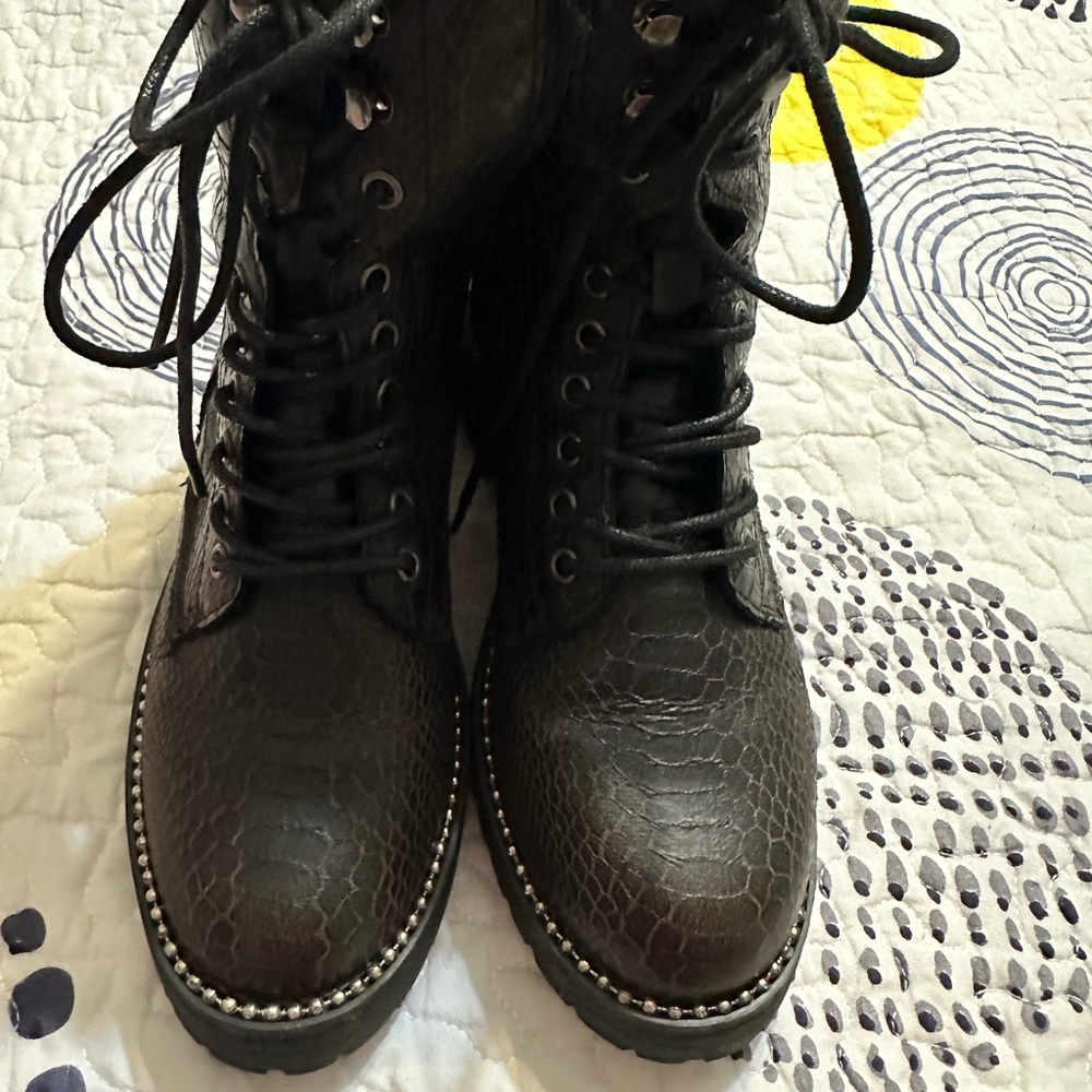 Very G Black Textured Lace-Up Boots